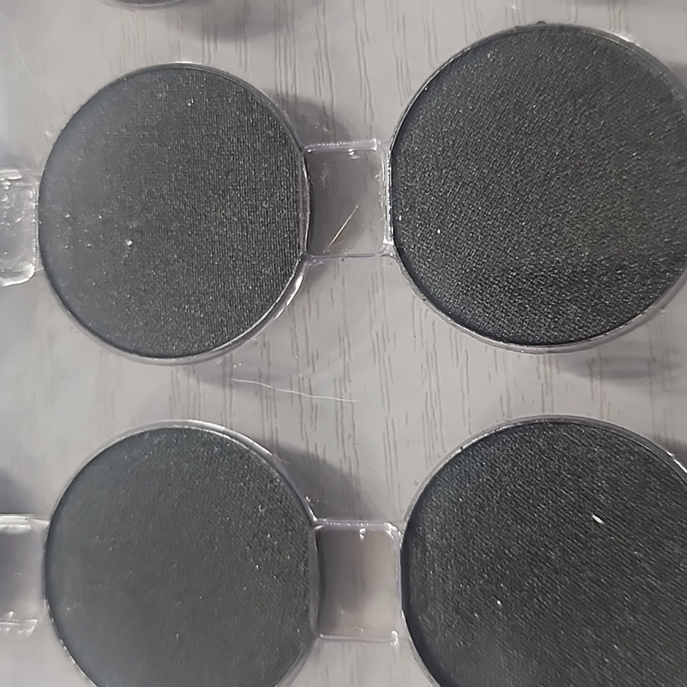 29 individual shimmer eyeshadows